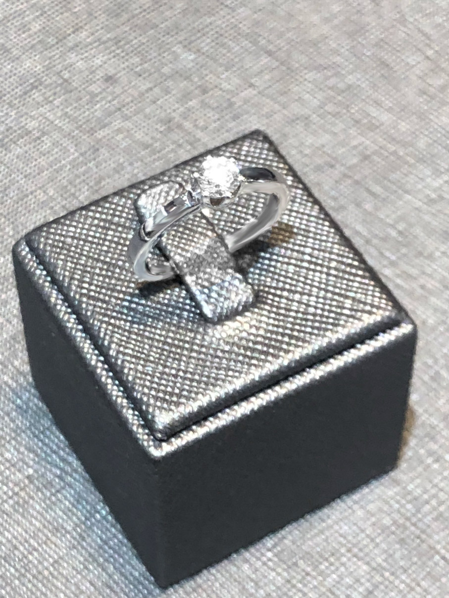 EXR4081 750/- Weißgold Ring mit Brillant RD9009