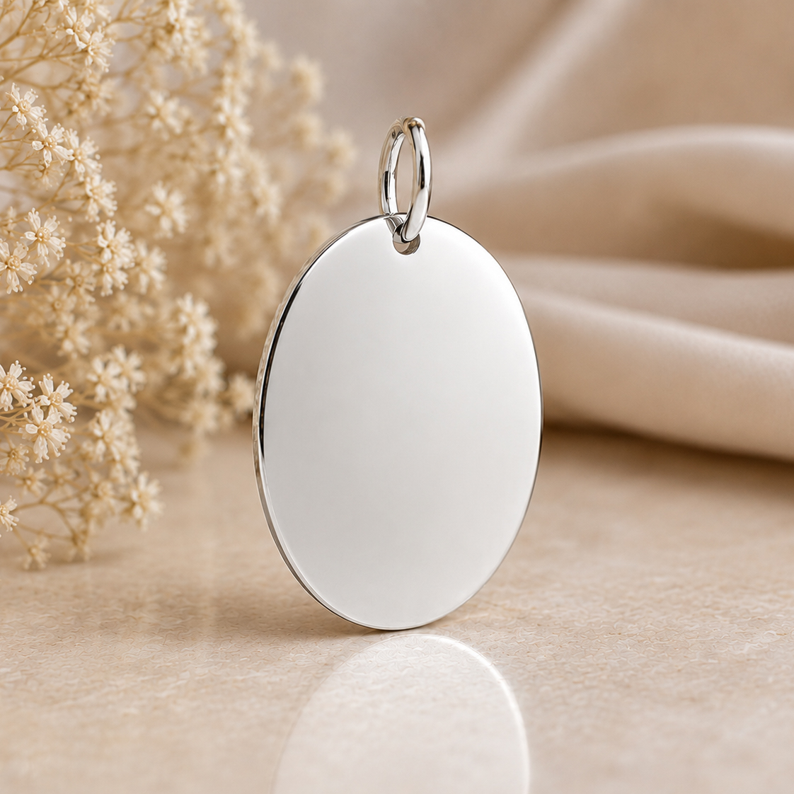 Madeleine Gravuranhänger Oval Weißgold